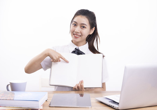 正在上網(wǎng)課的女學(xué)生