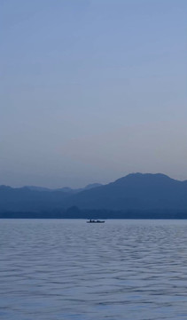 湖面晨雾孤舟