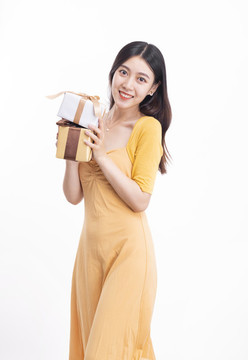 拿著禮物盒子的美麗女性