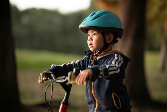 男孩在树林里骑自行车