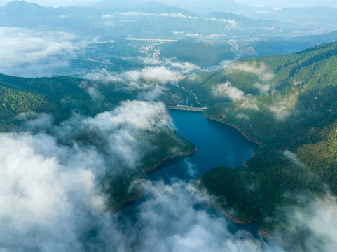 蒙山縣茶山湖云霧繚繞景美如畫