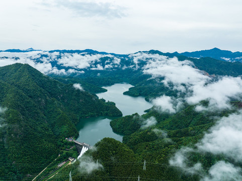 蒙山縣茶山湖云霧繚繞景美如畫