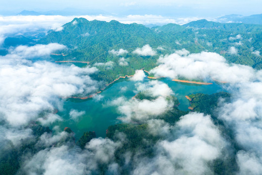 蒙山縣茶山湖云霧繚繞景美如畫