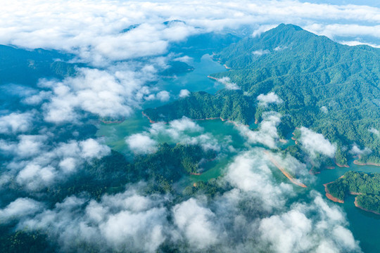蒙山縣茶山湖云霧繚繞景美如畫