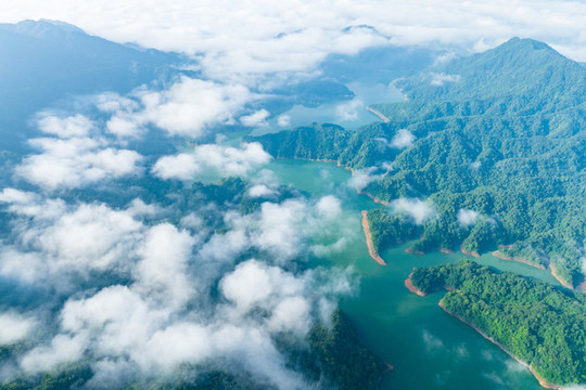 蒙山縣茶山湖云霧繚繞景美如畫