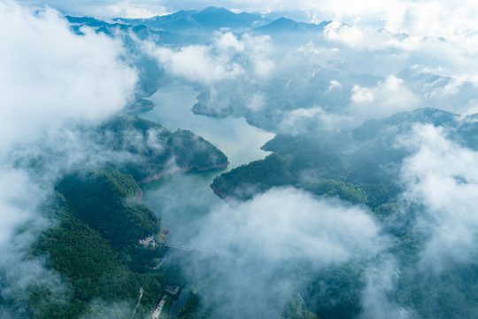 蒙山茶山湖云霧繚繞景美如畫