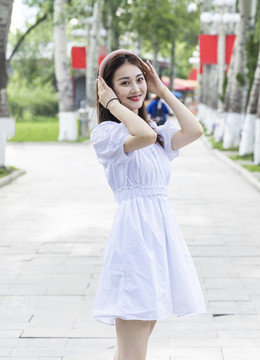 在公園游玩的亞洲女孩
