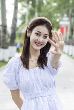 在公園游玩的亞洲女孩
