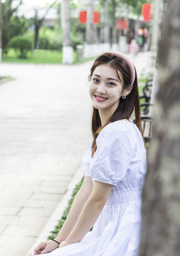 在公園游玩的亞洲女孩