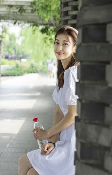 公園走廊里的美麗東方女孩