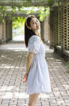 公園走廊里的美麗東方女孩