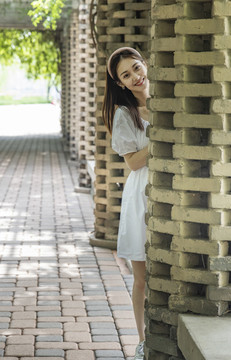 公園走廊里的美麗東方女孩