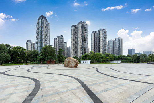 現(xiàn)代城市高端住宅和空曠的廣場(chǎng)