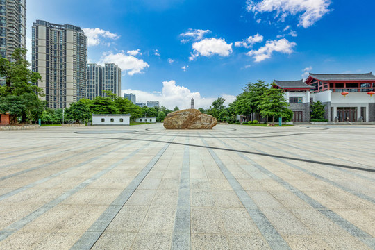 現(xiàn)代城市高端住宅和空曠的廣場(chǎng)