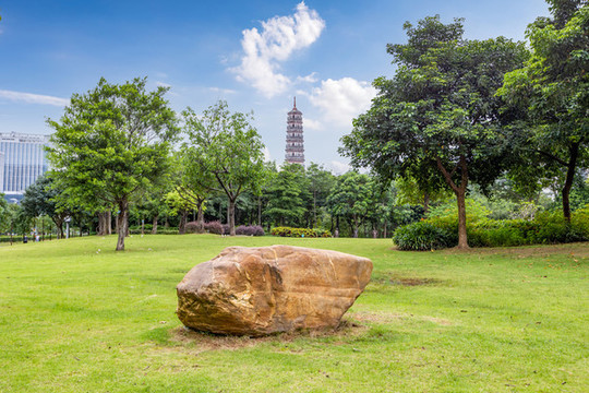 琶洲公園草地上的石頭和寶塔