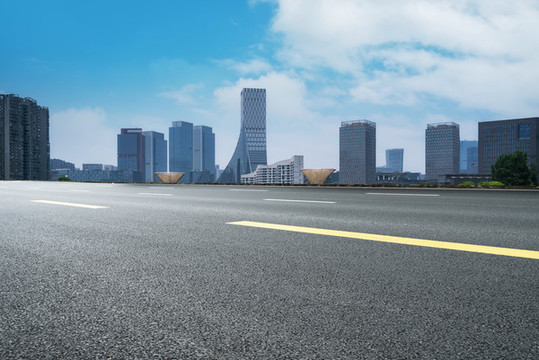 柏油馬路和現(xiàn)代建筑