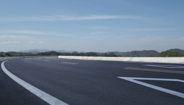 公路彎道和山巒背景