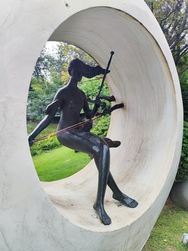 少女雕塑