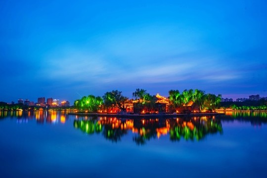 大明湖歷下亭夜景