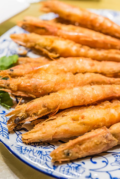 一盤油炸大蝦串