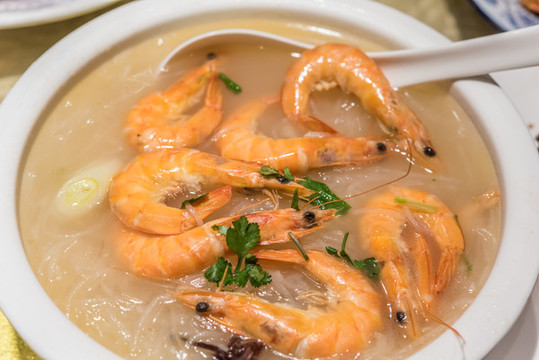 一盤青蝦蘿卜絲湯