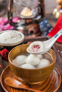 中國風(fēng)背景前煮熟的元宵