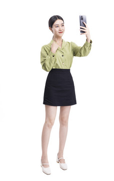 穿著短裙拿著手機(jī)的商務(wù)女性