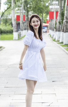 在公園游玩的亞洲女孩
