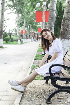 在公園游玩的亞洲女孩