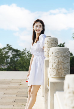 在公園游玩的亞洲女孩