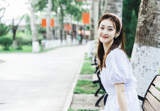 在公園游玩的亞洲女孩