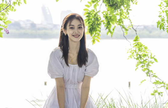 穿著白色連衣裙在湖邊的女孩