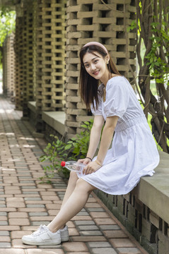 公園走廊里的美麗東方女孩