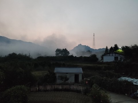 煙霧繚繞的村莊