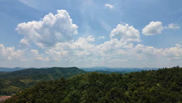 藍(lán)天白云山巒