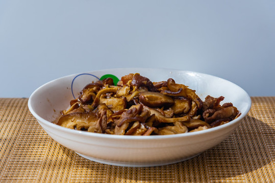 盤子里的香菇炒肉