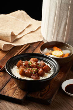豬頸肉煲仔飯