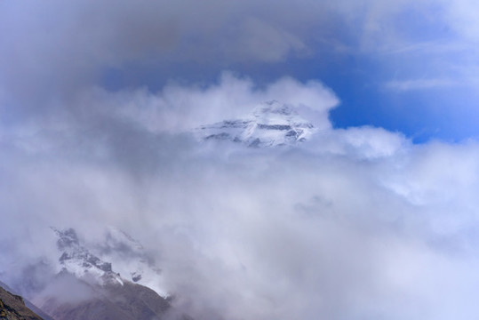 珠穆朗瑪峰雪山雪峰云霧繚繞