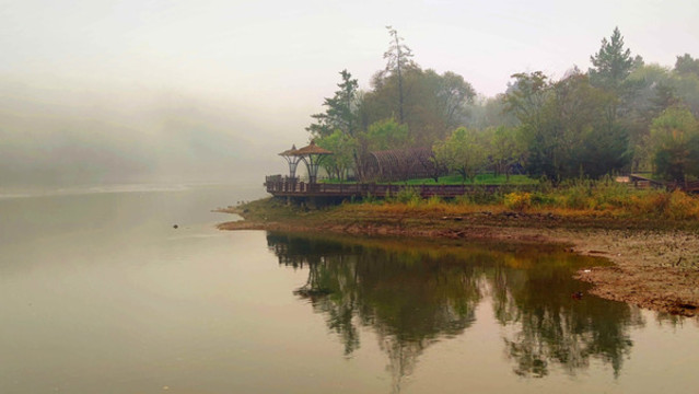 湖中濃霧
