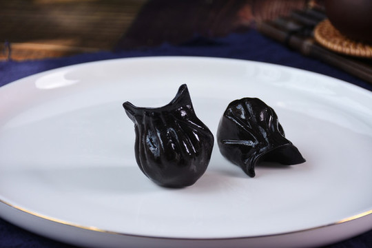 墨魚汁蝦餃皇