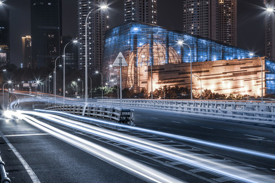 前進(jìn)的道路和城市夜景