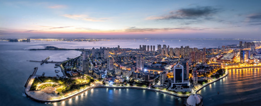 航拍青島海岸線灣區(qū)夜景