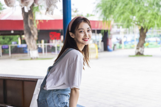 在游樂(lè)場(chǎng)游玩的甜美東方女孩