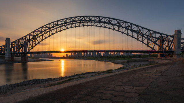 夕陽下的武漢漢江灣橋