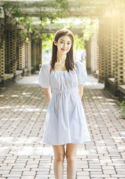 在公園游玩的亞洲女孩