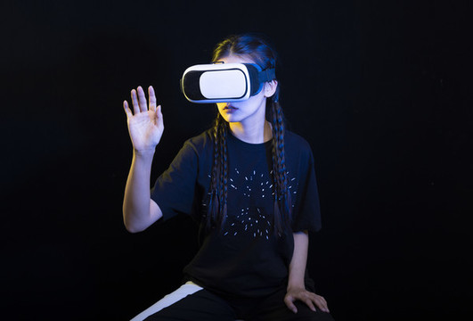 戴著VR虛擬現(xiàn)實(shí)眼鏡的女人