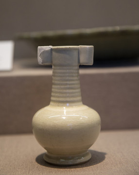 南宋景德鎮(zhèn)影青貫耳壺