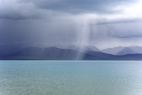 西藏拉薩納木措咸水湖雨帆