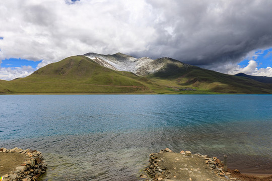 西藏羊卓雍措羊湖藍(lán)色湖水