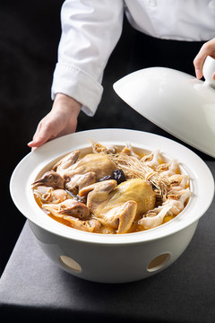 養(yǎng)肝草信鴿燉白玉螺